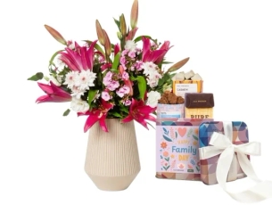 זר פרחים בגווני ורוד ולבן, בשילוב מארז שוקולד מבית מקס ברנר