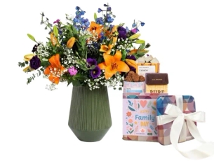 זר צבעי הסתיו בגווני כתום וסגול, בשילוב מארז שוקולד מבית מקס ברנר