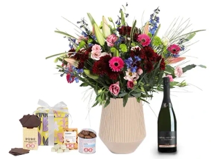 זר היער הקסום, בגווני ורוד כחול וסגול, בשילוב בקבוק קאווה ומארז שוקולד 150 ג'