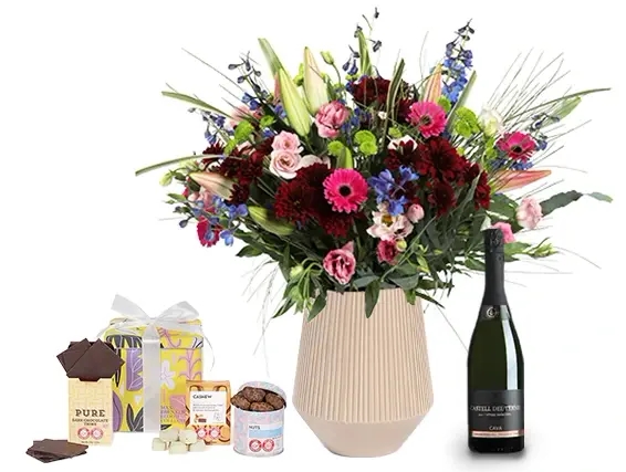 זר היער הקסום, בגווני ורוד כחול וסגול, בשילוב בקבוק קאווה ומארז שוקולד 150 ג'