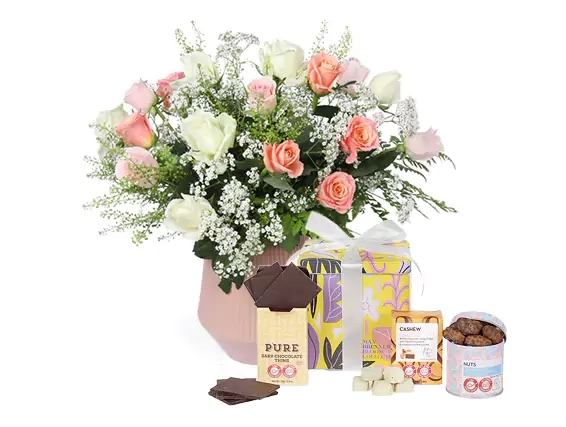 זר ורדים בגוונים בהירים, בשילוב מארז שוקולד 150 גרם