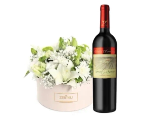 סידור פרחים White Dream ויין אדום 'סוד קברנה פרנק' מיקב שילה