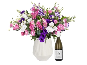 זר פרחי ליזיאנטוס צבעוני, בשילוב בקבוק יין ויוניה לבן