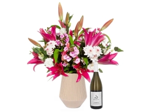 זר פרחים 'ליסבון' בגווני ורוד לבן, לצד יין ריזלינג לבן