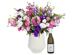 זר פרחי ליזיאנטוס צבעוני, בשילוב בקבוק יין ריזלינג לבן