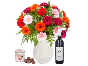זר פרחי גרברות צבעוני,  יין למדא אדום וקוביות שוקולד
