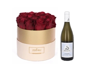 סידור ורדים אדומים בקופסה, בשילוב בקבוק יין ריזלינג