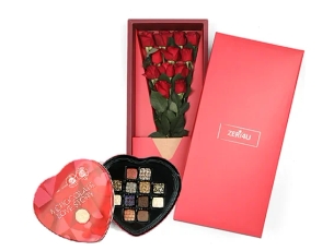 סידור ורדים אדומים בקופסא בשילוב פרליני שוקולד