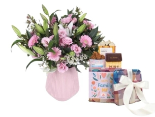 זר פרחים בגווני ורוד, בשילוב מארז שוקולד מבית מקס ברנר