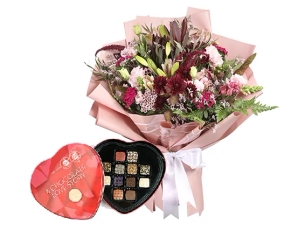 זר בגווני ורוד ובורדו בשילוב פרליני שוקולד אהבה