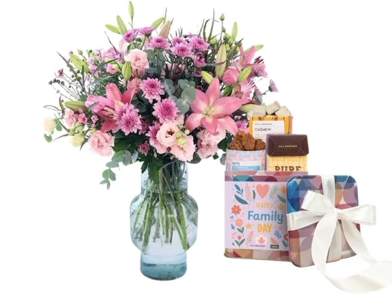 זר פרחים בגווני ורוד, בשילוב מארז שוקולד מבית מקס ברנר