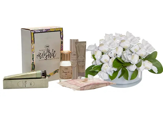 זר מתוק 'עננים' בשילוב מארז פינוק לאישה מבית SABON