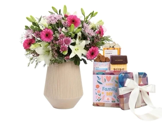 זר פרחים בגווני ורוד ולבן, בשילוב מארז שוקולד מבית מקס ברנר