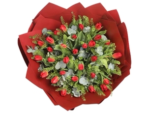 זר פרחי טוליפים שופע באדום