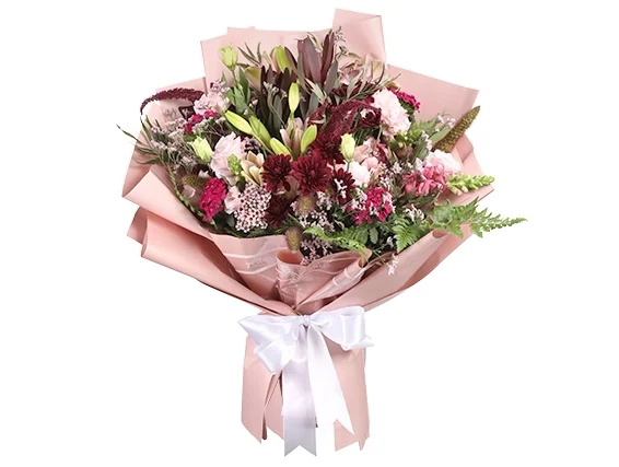 זר פרחי פרימיום בגווני לבן, ורוד ואדום