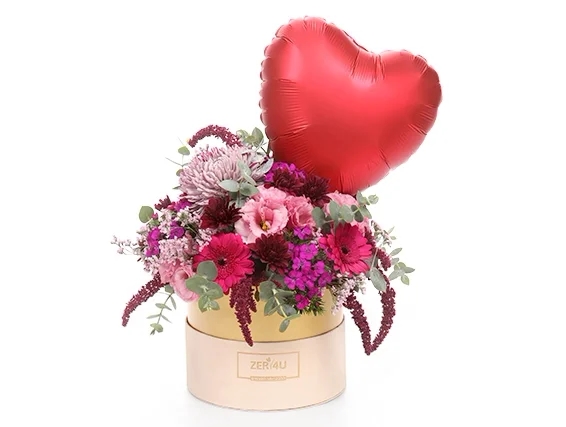 סידור פרחים בגווני ורוד בקופסה, בשילוב בלון הליום