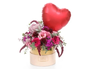 סידור פרחים בגווני ורוד בקופסה, בשילוב בלון הליום