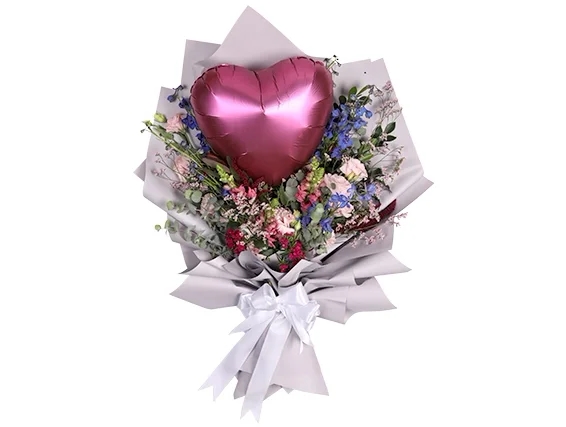 זר פרחי פרימיום בגווני ורוד ונגיעה כחולה בשילוב בלון הליום