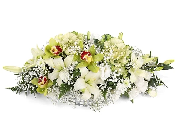 סידור פרחים 'פנינת האביב' על טהרת הלבן בשילוב כלי תואם