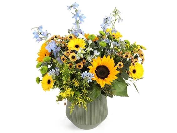 זר פרחי חמניות 'חושן' בשילוב ענפים תכולים וירוקים