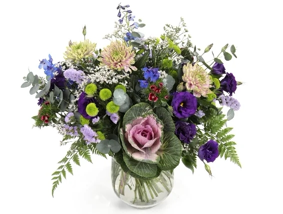 זר פרחים בגווני בגול ונגיעה של ירוק