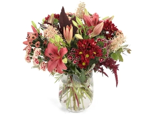 זר פרחים 'אביגיל' בגווני בורדו, חום, שמנת בשילוב ענפים לקישוט