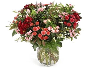 זר פרחים 'קסם המדבר' בגווני ורוד, בורדו, לבן וענפים ירוקים