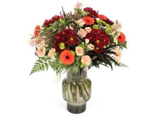 זר פרחים 'כרמן' בגווני אדום, כתום צהוב בשילוב ענפי  קישוט