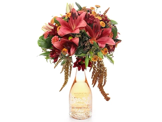 זר פרחים 'אמור' בגווני אדום ונגיעה ירוקה