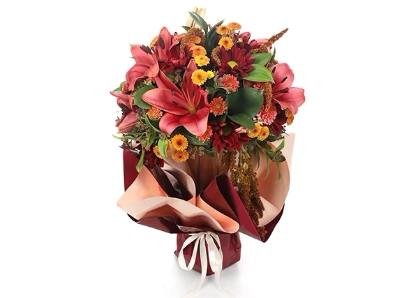 זר פרחים 'אמור' בגווני אדום ונגיעה ירוקה