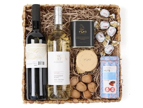 מארז שי לפסח המכיל בקבוק יין אדום ולבן, חרוסת, שוקולד, שמן זית ואגוזי מלך