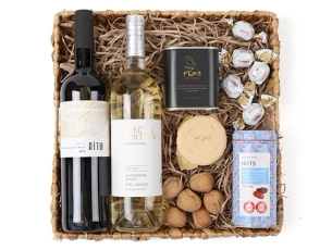 מארז שי לפסח המכיל בקבוק יין אדום ולבן, חרוסת, שוקולד, שמן זית ואגוזי מלך