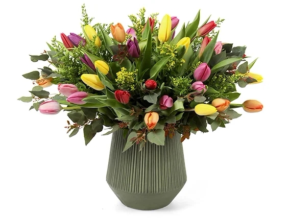 זר פרחי טוליפים במגוון צבעים