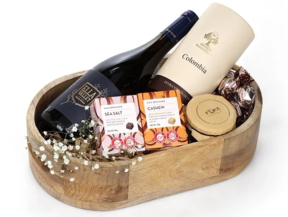 מארז שי לפסח המכיל בקבוק יין אדום, חרוסת, שוקולד ושמן זית