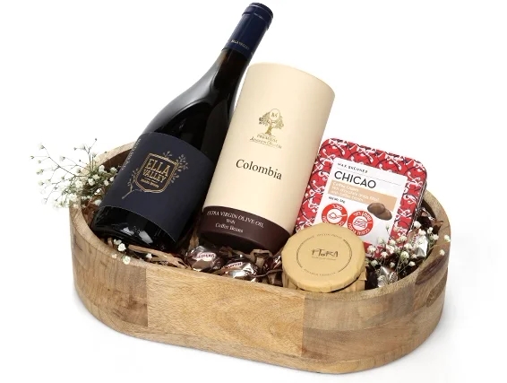 מארז שי לפסח המכיל בקבוק יין אדום, חרוסת, שוקולד ושמן זית