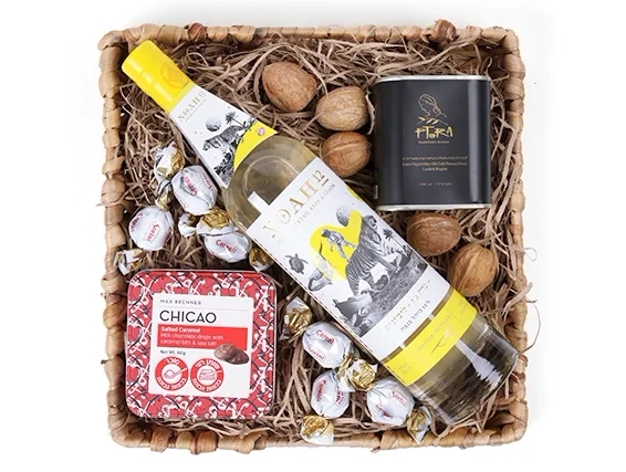 מארז שי לפסח המכיל בקבוק עארק, שמן זית, שוקולד ואגוזי מלך