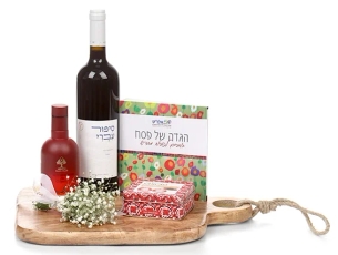 מארז שי לפסח המכיל בקבוק יין אדום, שמן זית, שוקולד והגדה