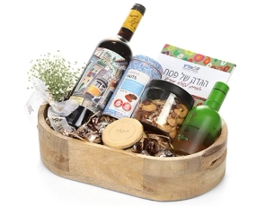 מארז שי לפסח המכיל בקבוק יין אדום, חרוסת, שוקולד שמן זית, הגדה ופיצוחים