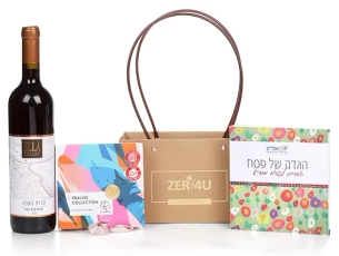 מארז שי לפסח המכיל בקבוק יין אדום, שוקולד והגדה של פסח