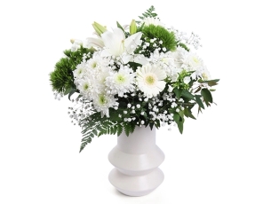 זר פרחים 'הלנה' בגווני לבן באגרטל קרמיקה מעוצב לבן