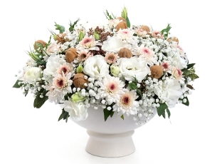 סידור פרחים בגווני לבן, בכלי קרמיקה מעוצב לבן