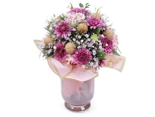סידור פרחים 'רות' בגווני ורוד, ובשילוב אגוזי מלך - משלוח פרחים לפסח זר פור יו