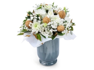 סידור פרחים 'אנה' בגווני לבן, ובשילוב אגוזי מלך