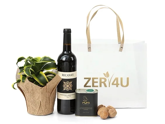 מארז שי לפסח המכיל בקבוק יין אדום, עציץ דרצנה, שמן זית ואגוזי מלך