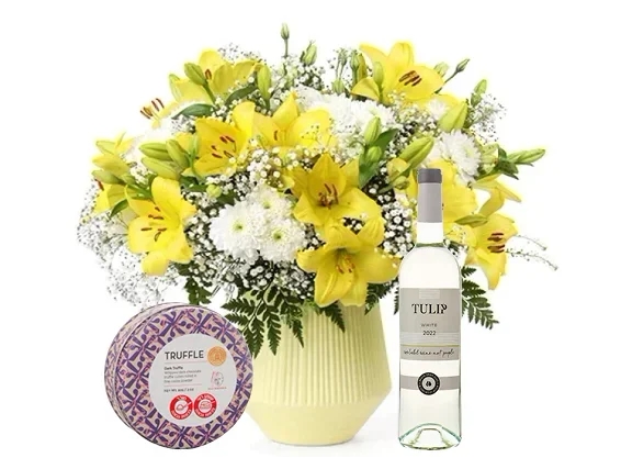 זר בגווני לבן וצהוב בשילוב בקבוק יין לבן ושוקולד