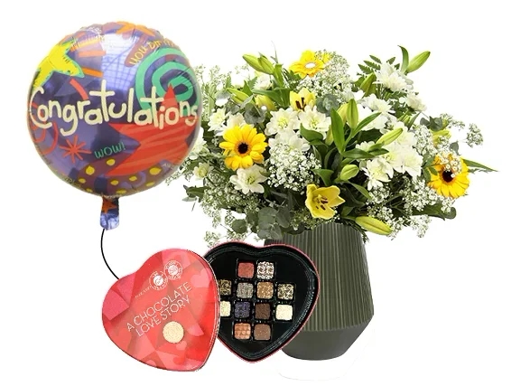 זר פרחים בגווני צהוב לבן, בשילוב פרליני שוקולד ובלון הליום ברכות