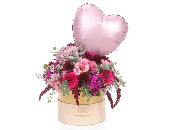 סידור פרחים בגווני ורוד בקופסה לבנה וזהב