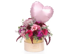 סידור פרחים בגווני ורוד בקופסה לבנה וזהב