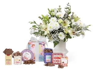 זר פרחים 'לירי' בגווני לבן, בשילוב מארז שוקולד