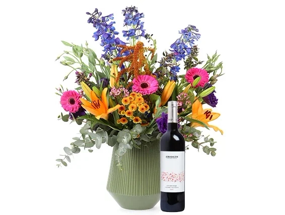 זר בגוונים ורוד , סגול ובקבוק יין אדום